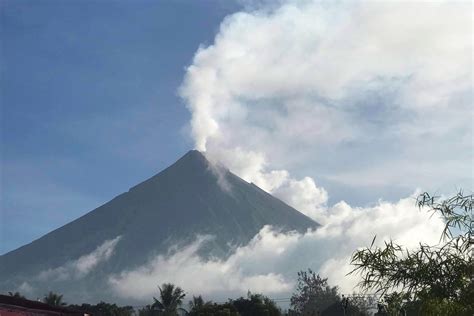 volcanoes in cebu|Mayon volcano lava flows in Philippines, thousands decamp to evacuat.